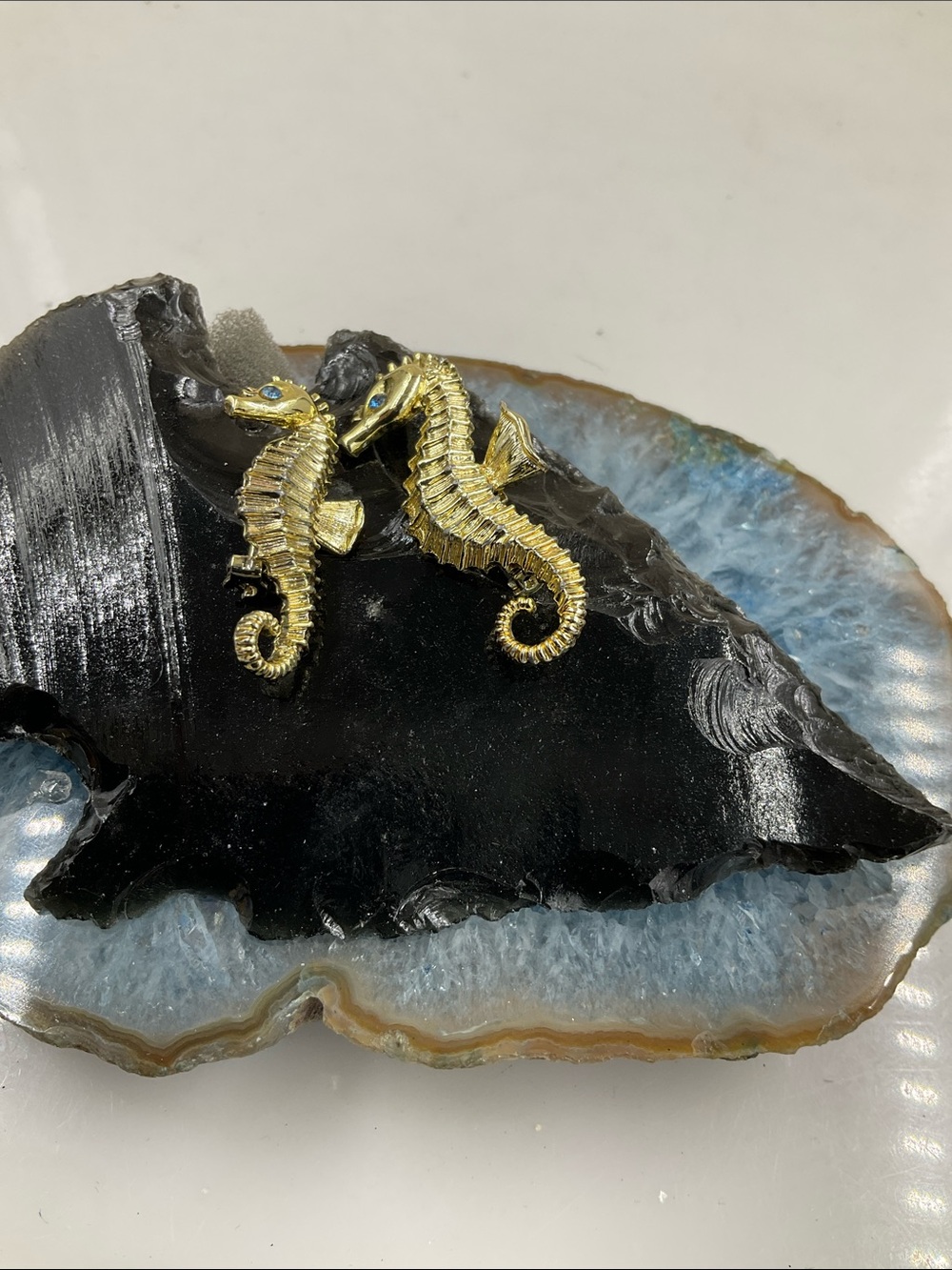 Two Exquisite Gold Seahorse Brooches With Blue Eyes - Picture 6 of 7